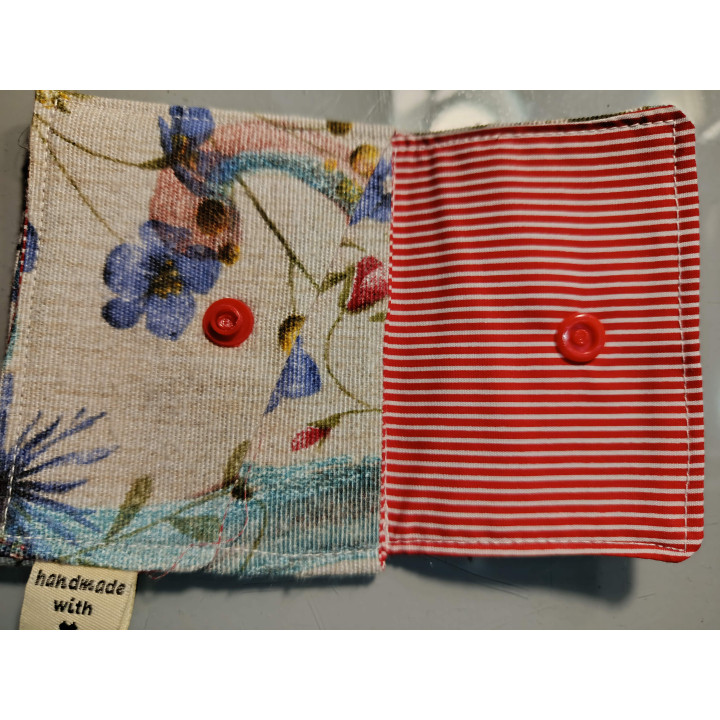 Tarjetero Floral con Rayas Rojas | Monedero Artesanal | Hilos de Vida